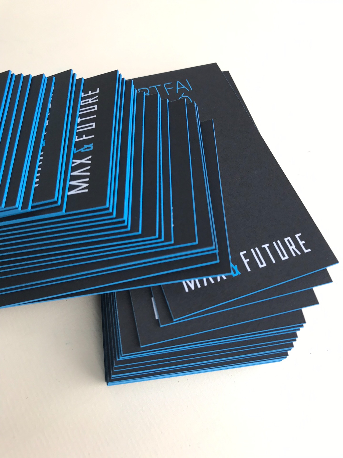 Élfestett névjegyek